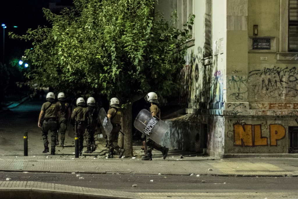 Επεισόδια στα Εξάρχεια: Επιθέσεις με μολότοφ - Media