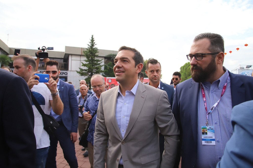 Ένταση στη ΔΕΘ: Αστυνομικοί εμπόδισαν μέλη της ΠΟΕΔΗΝ να συναντηθούν με τον Τσίπρα (Video) - Media