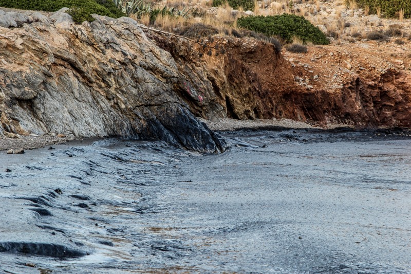 Συναγερμός στην Πειραϊκή - Φτάνει η πετρελαιοκηλίδα από τη Σαλαμίνα (Video) - Media
