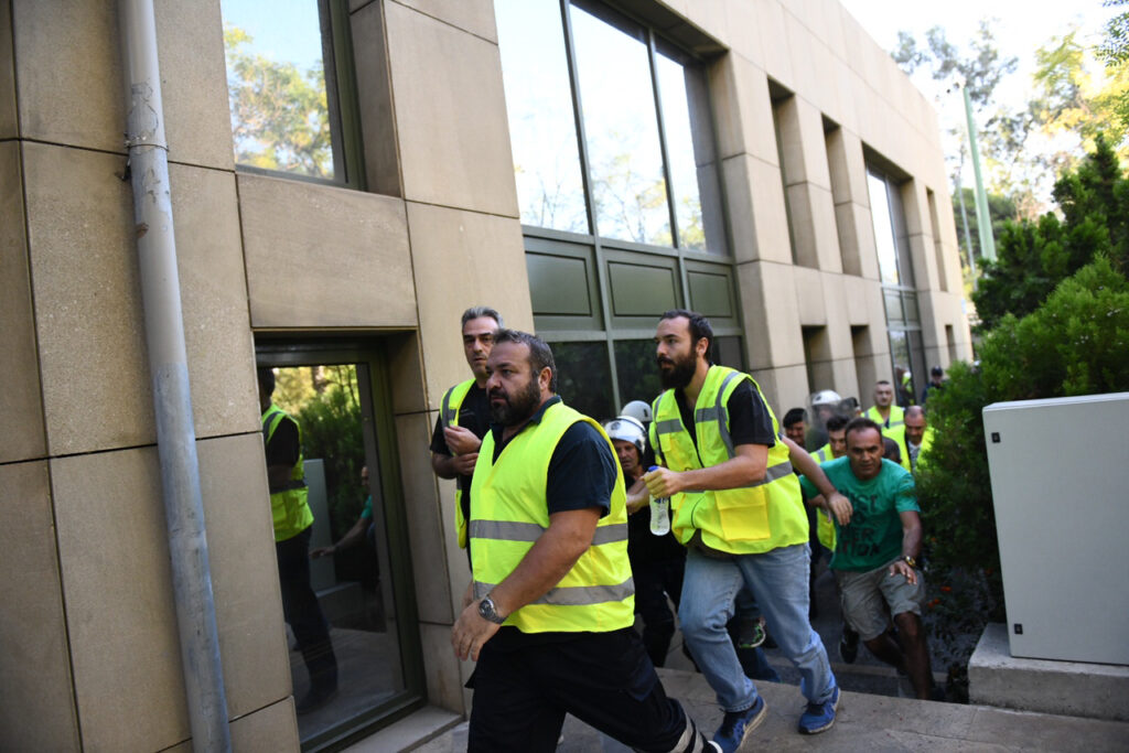 Εισβολή μεταλλωρύχων στο υπουργείο Περιβάλλοντος (photos) - Media Gallery 3