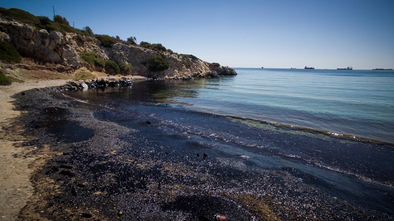 Επεκτείνεται η μόλυνση από την πετρελαιοκηλίδα στο Σαρωνικό σε Άγιο Κοσμά-Γλυφάδα - Έντονη δυσοσμία (Photos) - Media