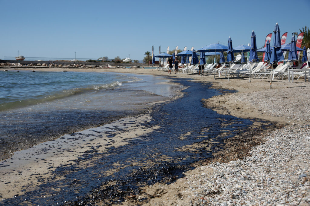 Μαύρη η παραλιακή από την πετρελαιοκηλίδα (αεροφωτογραφίες)  - Media Gallery