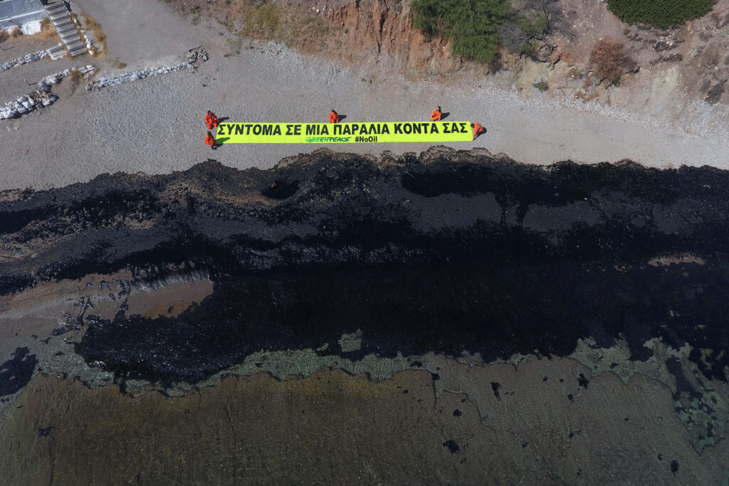 Μαύρη η παραλιακή από την πετρελαιοκηλίδα (αεροφωτογραφίες)  - Media