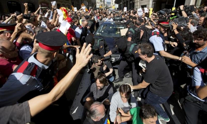 «Φωτιά» στην Ισπανία με το δημοψήφισμα της Καταλονίας: Στους δρόμους οι Καταλανοί για τις συλλήψεις μελών της κυβέρνησης - Media