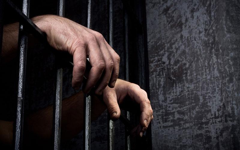 Στη φυλακή ο πατέρας που βίαζε την 7χρονη κόρη του στη Σαλαμίνα - Media