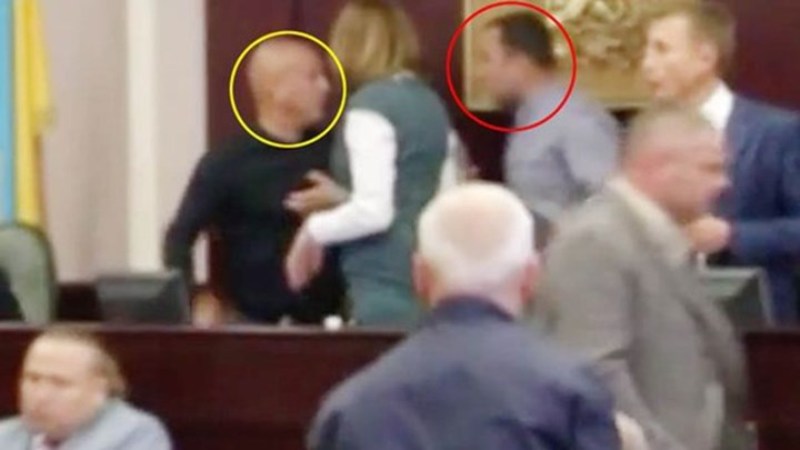 Άγριο ξύλο στο περιφερειακό Συμβούλιο του Κιέβου (Video) - Media