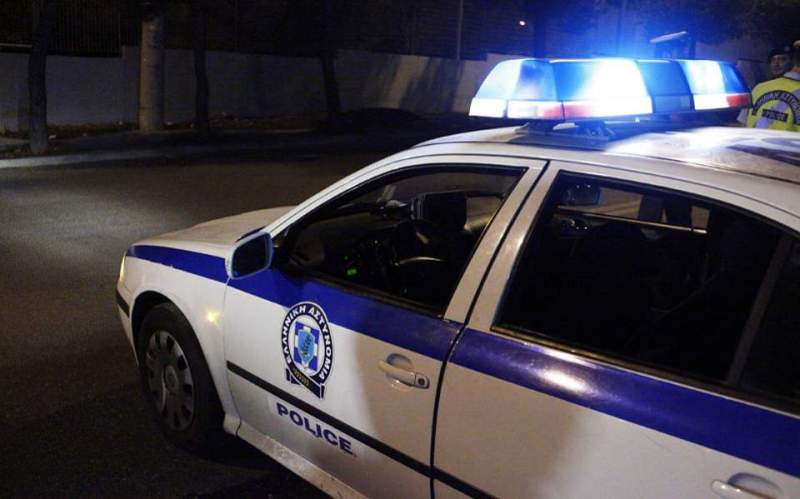 Θρίλερ στο Παλαιό Φάληρο: Ένοπλοι άρπαξαν περιπολικό της ασφάλειας  - Media