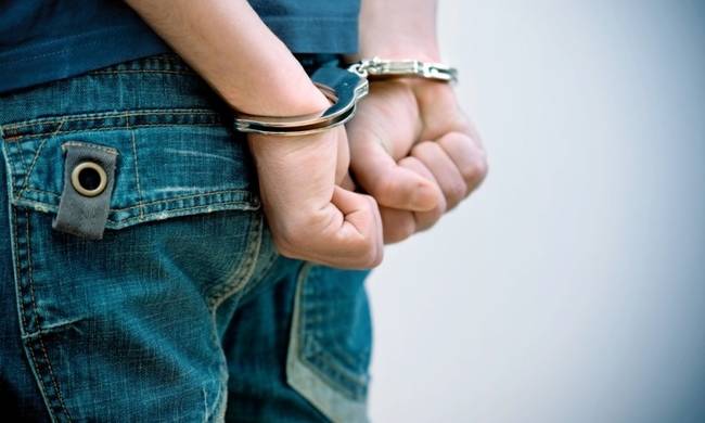 Φυλάκιση 4 και 5 ετών σε αστυνομικούς - Λήστεψαν γυναίκες που πουλούσαν λαθραία τσιγάρα - Media