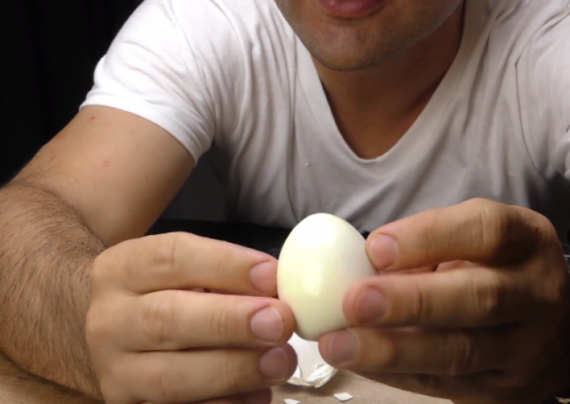 Έτσι θα καθαρίσετε το αυγό σας με ένα φύσημα (Video) - Media