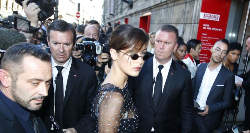 Έξαλλη η Μπέλα Χαντίντ με τον σωματοφύλακά της: «Μπορείς να μην την αγγίζεις;» (Video) - Media