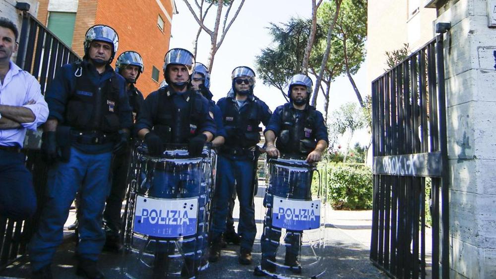 Νεοφασίστες εμπόδισαν οικογένεια μεταναστών να μπει σε διαμέρισμα λαϊκής πολυκατοικίας - Media