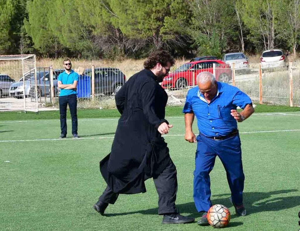 Παπάς – μπαλαδόρος: Έκανε αγιασμό σε ομάδα και μετά εκτέλεσε πέναλτι (video+photo) - Media