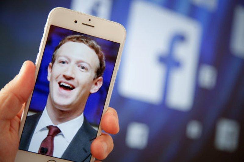 Σε απόγνωση ο Ζούκερμπεργκ - Περιμένει από τους υπάλληλους του να «αναστήσουν» το Facebook - Media