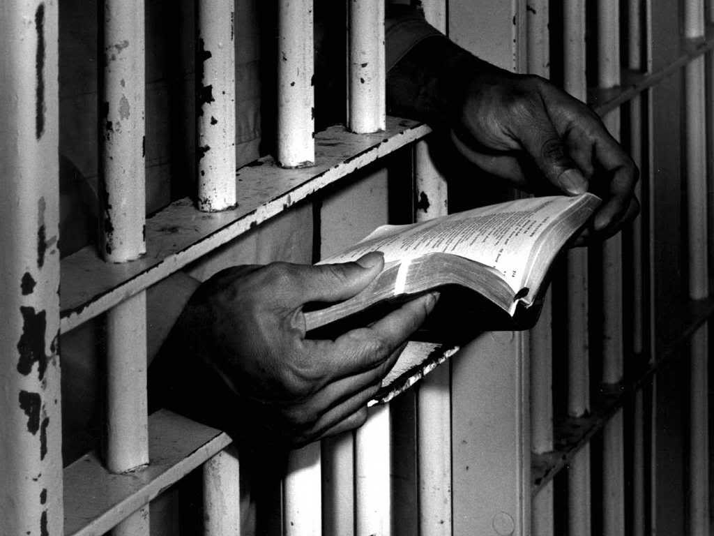 Μαθαίνουν γράμματα από το κελί - Υποτροφία από το EAΠ σε κρατούμενους  - Media