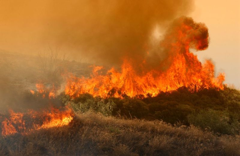 Σε εξέλιξη η πυρκαγιά στην Κόρινθο - Πάνω από 120 πυροσβέστες «παλεύουν» με τις φλόγες - Media