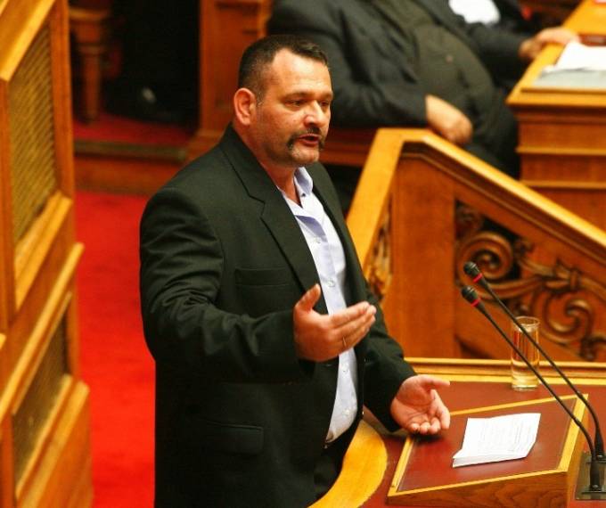 Ντροπιαστικές προκλήσεις Χρυσαυγιτών στη Βουλή: «Η Χούντα είναι εδώ» (Photo) - Media