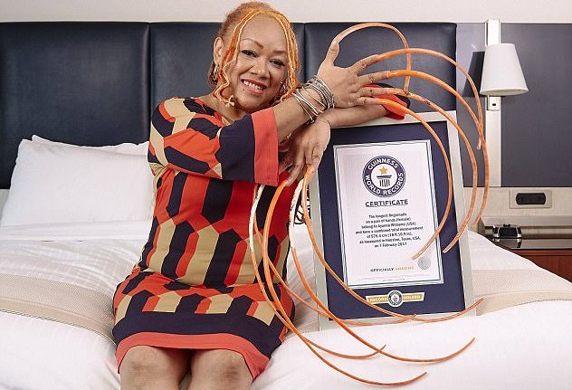 Μάκραινε τα νύχια της επί 23 χρόνια για να μπει στο ρεκόρ Γκίνες (video+photo) - Media