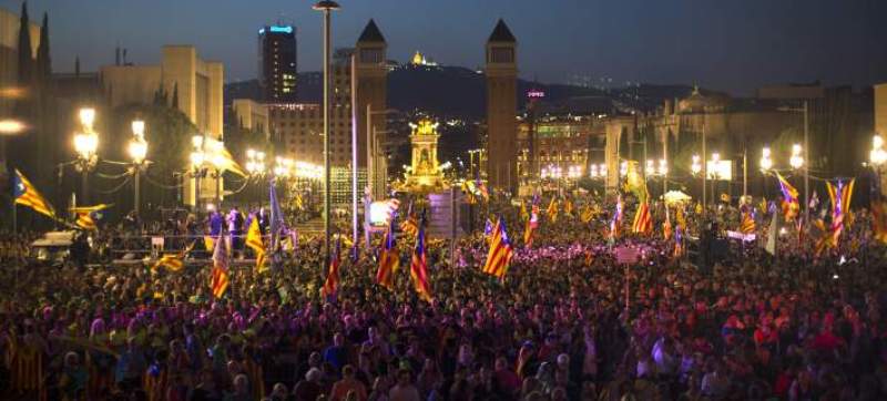 Αποφασισμένοι οι Καταλανοί για το δημοψήφισμα -Χιλιάδες άνθρωποι στους δρόμους (Photos) - Media