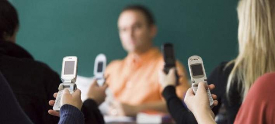 Υπ. Παιδείας: Απαγορεύονται τα κινητά στα σχολεία  - Media