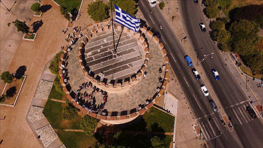 Πρόσφυγες σχημάτισαν το σύμβολο της ειρήνης στο Λευκό Πύργο - Media