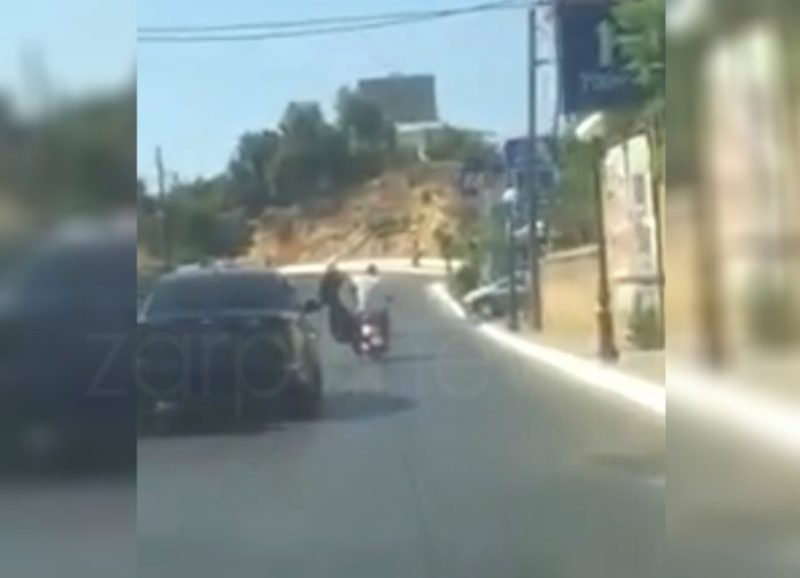 Απαράδεκτος οδηγός πάνω σε μηχανάκι προκαλεί την αγανάκτηση των περαστικών (Video) - Media