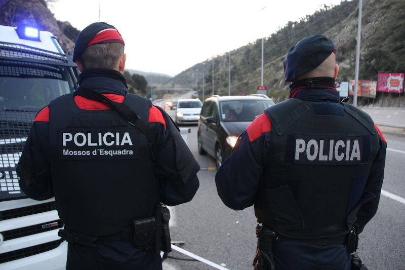 Κόλαση στην Καταλωνία: Αστυνομία στα εκλογικά κέντρα στέλνει η ισπανική δικαιοσύνη - Media