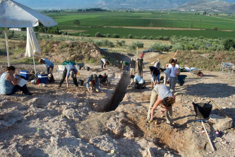 Σπουδαία ανακάλυψη: Βρέθηκε μυκηναϊκός τάφος με έναν νεκρό πολεμιστή (Photos) - Media