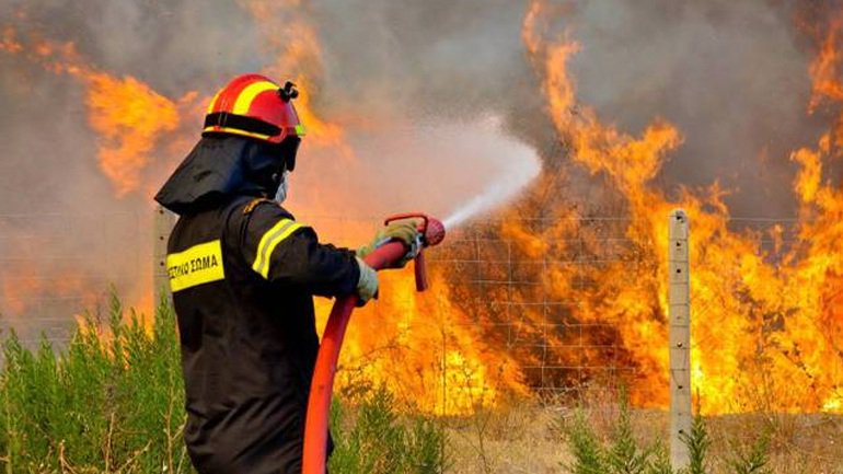 Υπό μερικό έλεγχο η πυρκαγιά στον Γέρακα - Μαίνεται η φωτιά στην Κάρυστο - Media