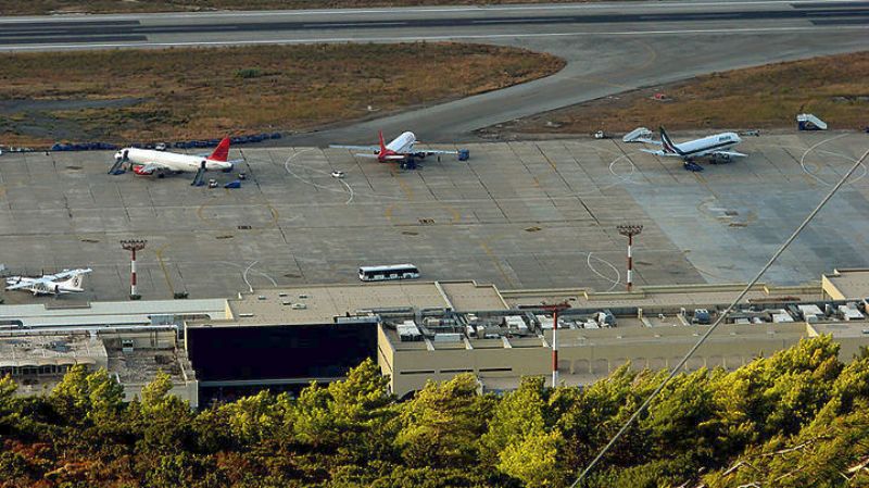 Σοκ στο αεροδρόμιο της Ρόδου: «Άνοιξε» ο διάδρομος προσγείωσης - Media