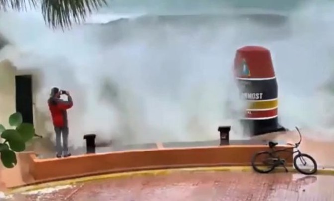 Απίστευτο! Η στιγμή που τα κύματα της Ίρμα «καταπίνουν» έναν άνδρα (Video) - Media