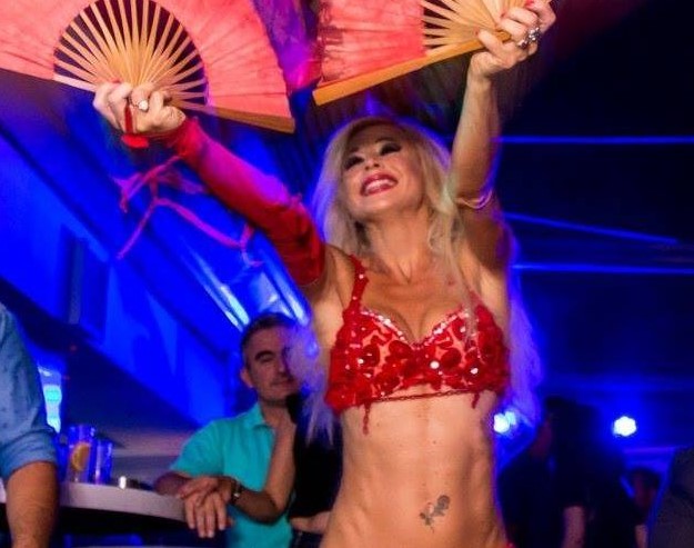 Άνδρας ξυλοφόρτωσε χορεύτρια οριεντάλ  - Τι λέει το θύμα για τη διπλή επίθεση - Media