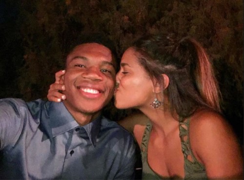 Το ρομαντικό βίντεο του Αντετοκούμπο για την κοπέλα του (Video) - Media