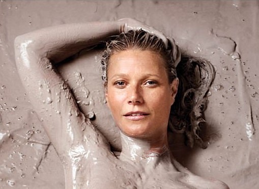 Προκαλεί η Γκουίνεθ Πάλτροου: Γυμνή, μέσα στις λάσπες (Photo) - Media