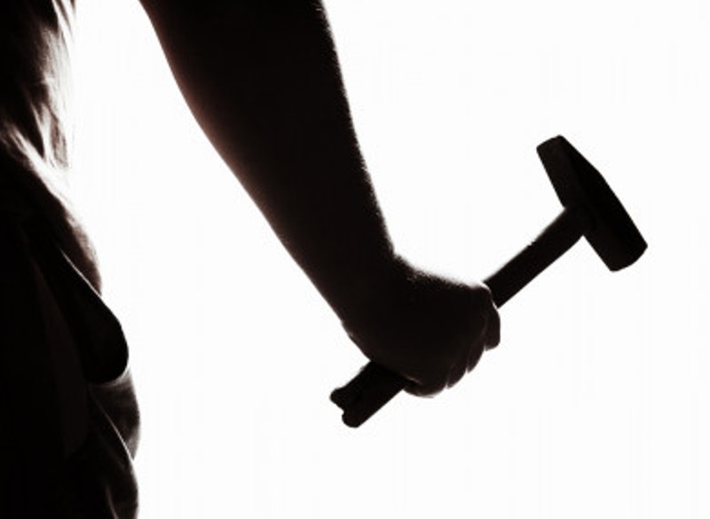 Φώναξε «Αλλάχ Ακμπάρ» και επιτέθηκε με σφυρί σε γυναίκες - Media