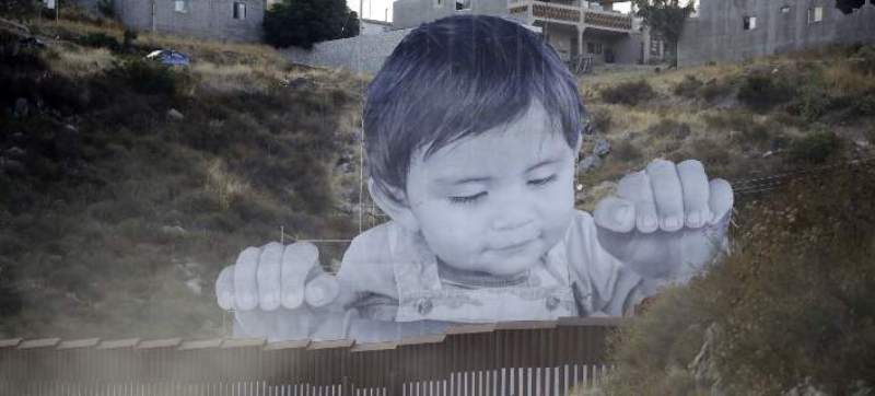 Ένα αγοράκι «παγιδευμένο» στα σύνορα ΗΠΑ-Μεξικού: Κοιτάζει πάνω από το τείχος (Photos) - Media