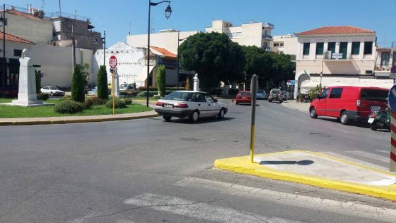 Καλαμάτα: Ταξί παρέσυρε και πέταξε στον αέρα δημοτικό αστυνομικό - Media