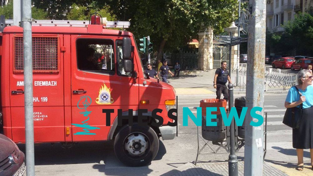 Θεσσαλονίκη: Άνδρας εισέβαλε σε τράπεζα και τα έκανε «λαμπόγυαλο» (video) - Media