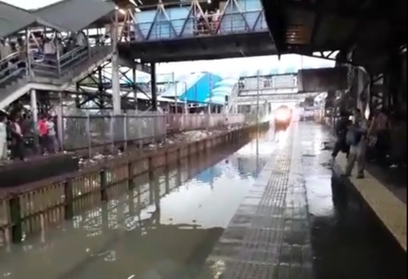 Μην σας τύχει! Τρένο περνά από σταθμό που έχει πλημμυρίσει (Video) - Media