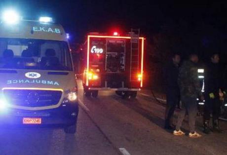 Φρικτό τροχαίο στο Αντίρριο: Αυτοκίνητο καρφώθηκε σε δένδρο - Απανθρακώθηκε ο οδηγός  - Media