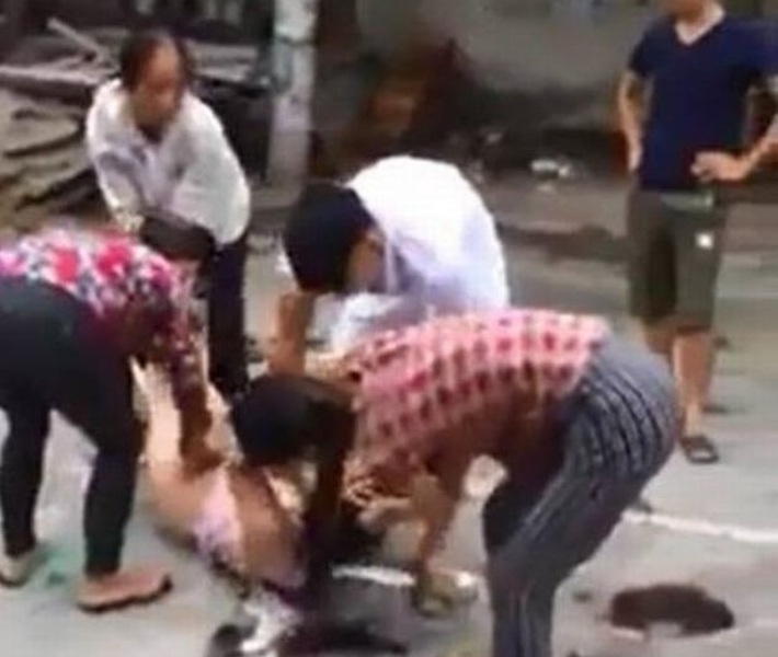 Ξεγύμνωσε στον δρόμο την ερωμένη του άντρα της και της έκοψε τα μαλλιά (Video) - Media