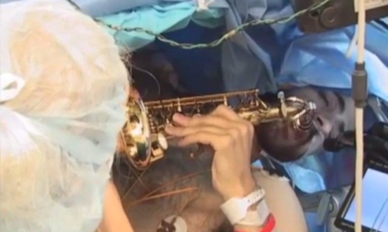 Έπαιζε σαξόφωνο ενώ του αφαιρούσαν όγκο από τον εγκέφαλο! (Video) - Media