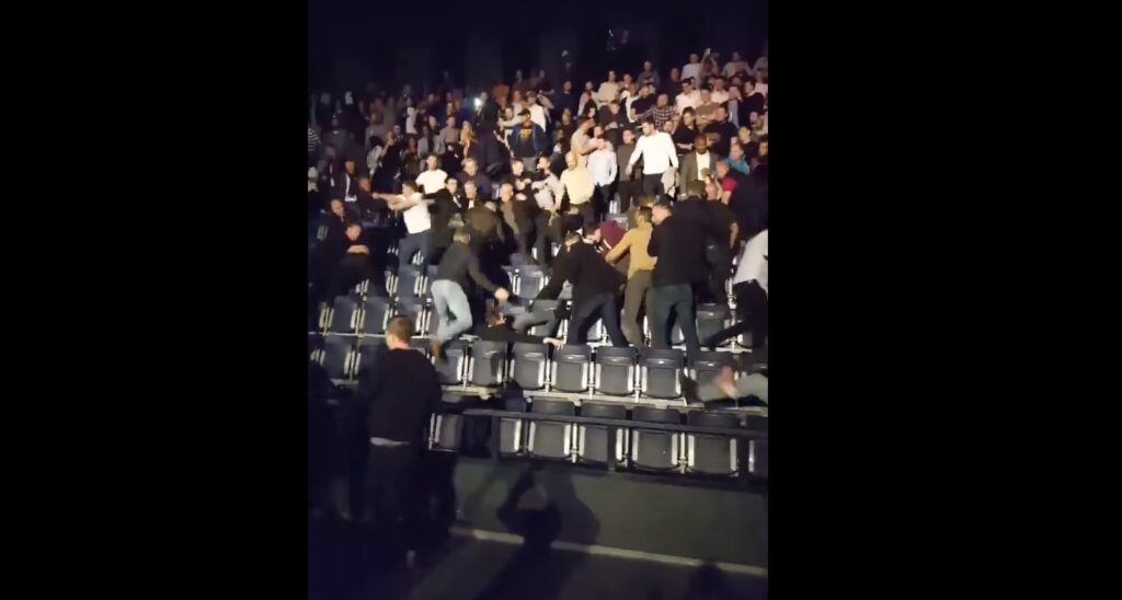 Γροθιές στο ρινγκ και στις… κερκίδες - Άγριο ξύλο μεταξύ θεατών αγώνα μποξ (Video) - Media