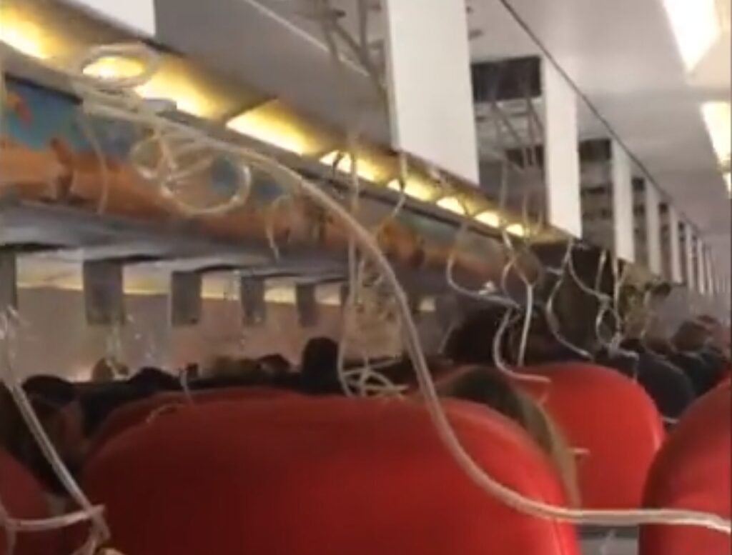 Τρόμος στον αέρα για επιβάτες της AirAsia – «Βουτιά» 20.000 ποδιών έσπειρε τον πανικό (Video) - Media