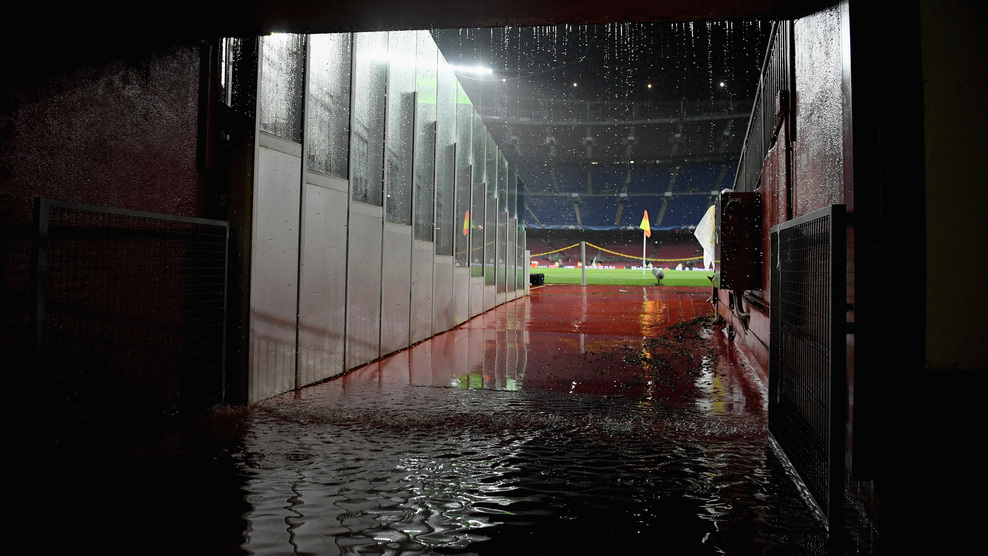 Η καταιγίδα «έπνιξε» το Καμπ Νου - Ειρωνείες από την ΟΥΕΦΑ για τους Καταλανούς και προβλήματα - Media