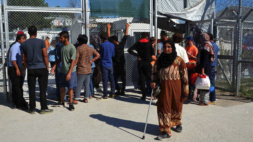 Πρόσφυγες στην Μόρια κοιμήθηκαν πάνω στο οδόστρωμα - Media