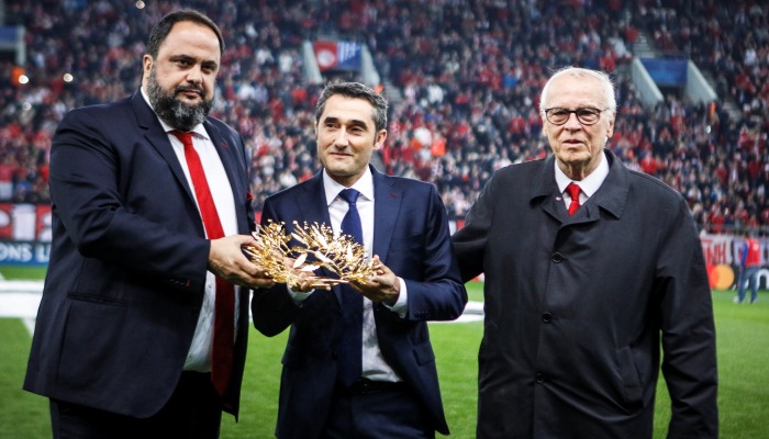 Η βράβευση και η αποθέωση του συγκινημένου Βαλβέρδε στο «Καραϊσκάκη»! (Video) - Media