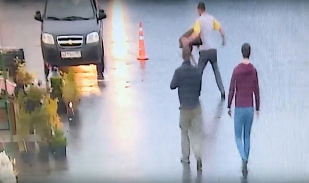 Φρίκη: Σκότωσε τον μπαρμπέρη του με σούβλα γιατί δεν του άρεσε το κούρεμα (Σκληρό video) - Media