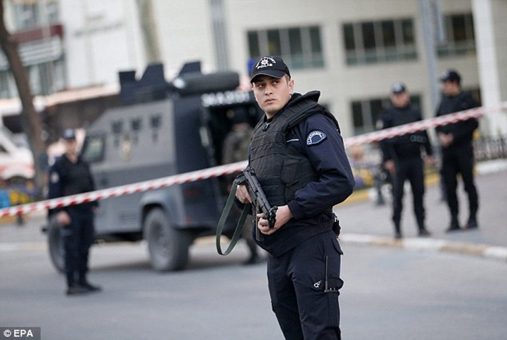 Σοβαρά τραυματίστηκε Τούρκος εισαγγελέας σε ένοπλη επίθεση στο γραφείο του - Media