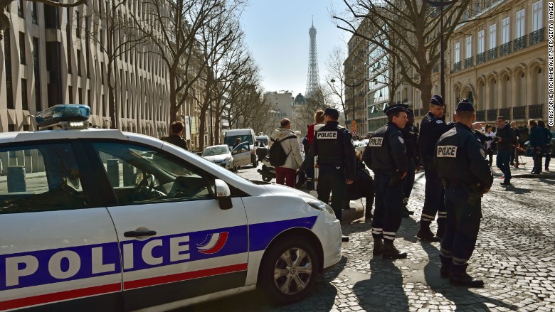 Έκρηξη παγιδευμένης μοτοσικλέτας στο Παρίσι - Media