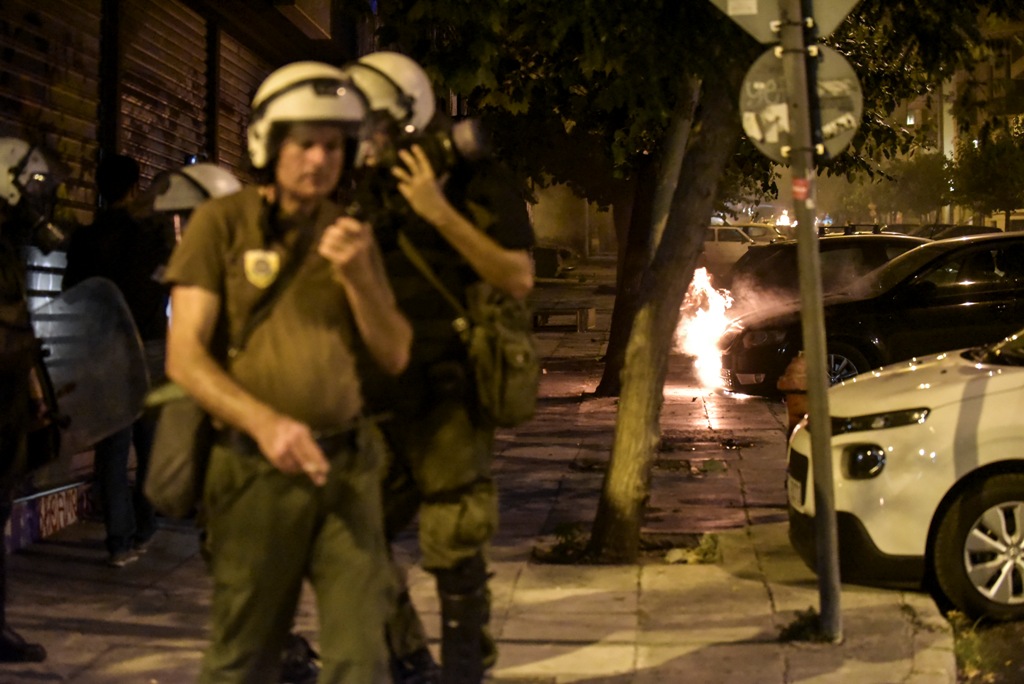 Επιθέσεις με μολότοφ εναντίον διμοιριών των ΜΑΤ τη νύχτα στα Εξάρχεια - Media